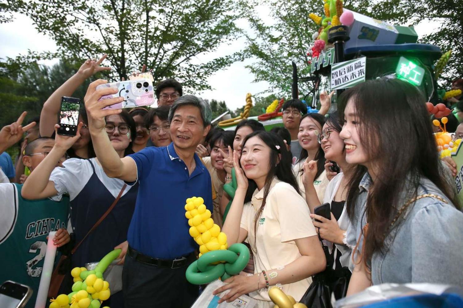 老版新葡萄8883国际官网党委书记高翅和同学们合影。侯国涛 摄