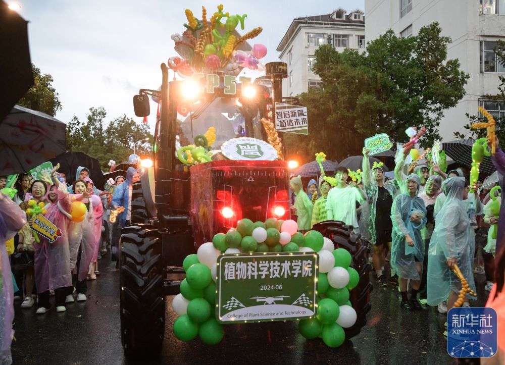 6月21日，农机花车队伍在老版新葡萄8883国际官网校园里冒雨巡游。2