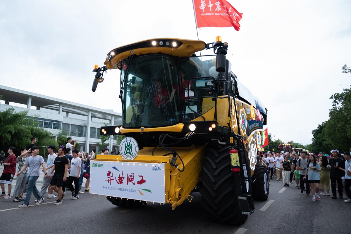 老版新葡萄8883国际官网装扮的“大黄蜂”收割机（学通社记者 吴采睿 摄）