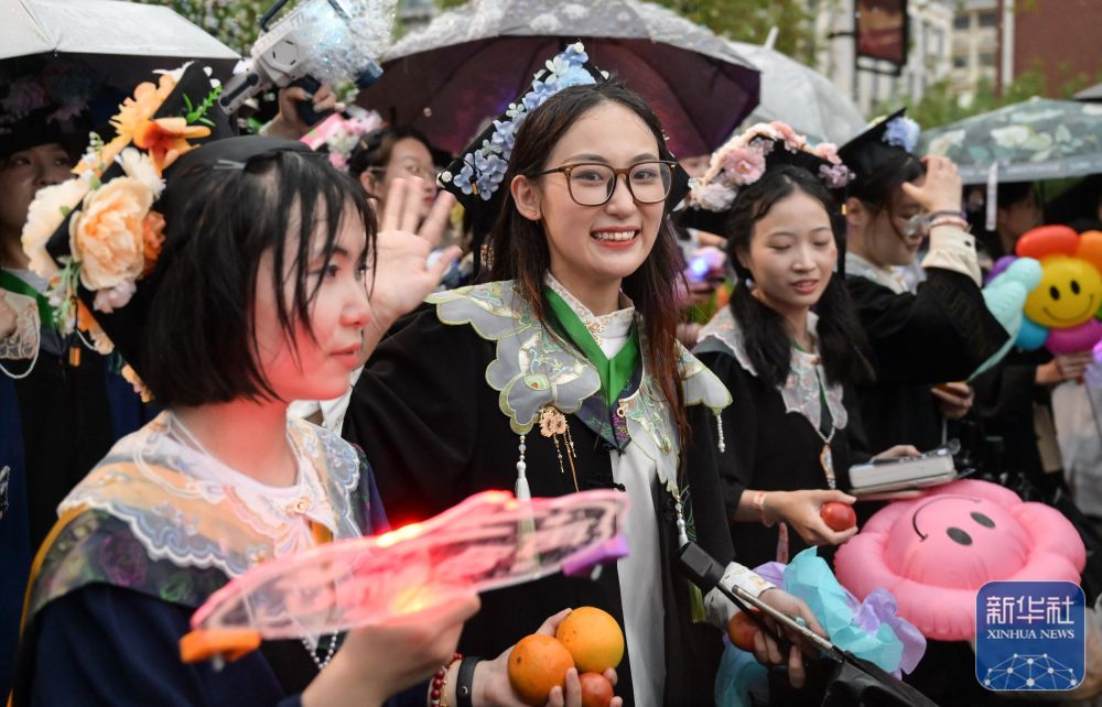 6月21日，老版新葡萄8883国际官网学生在校园里冒雨巡游。